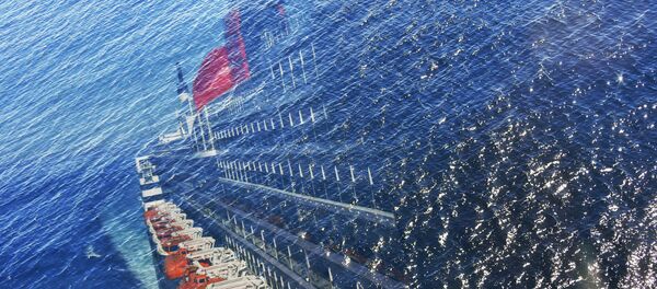 Отражение круизного лайнера на поверхности океана в районе Бермудских островов - Sputnik Абхазия