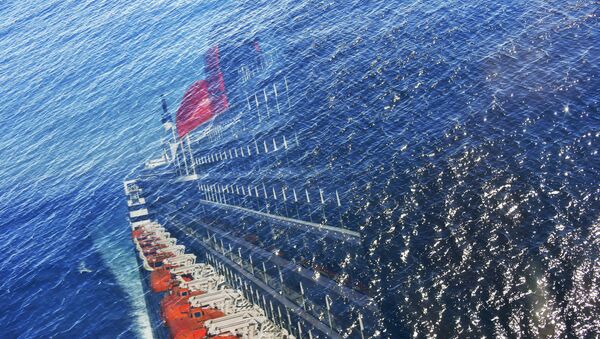 Отражение круизного лайнера на поверхности океана в районе Бермудских островов - Sputnik Абхазия