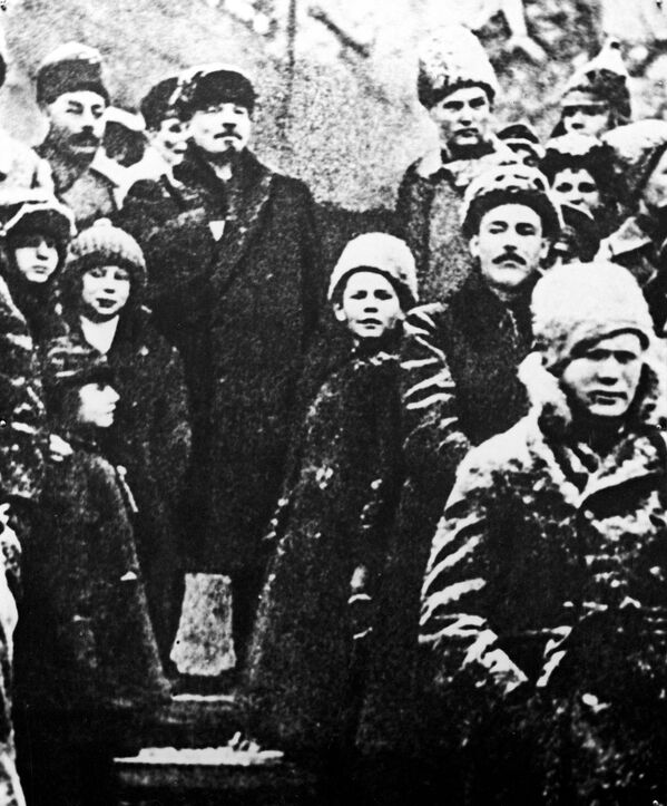 Владимир Ленин рядом с темным пятном на месте удаленного изображения Льва Троцкого на Красной площади во время демонстрации, 7 ноября 1919 года - Sputnik Абхазия