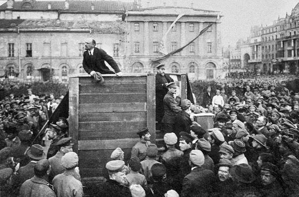 Владимир Ильич Ленин выступает с речью на площади Свердлова перед войсками, отправляющимися на фронт против белополяков - Sputnik Абхазия