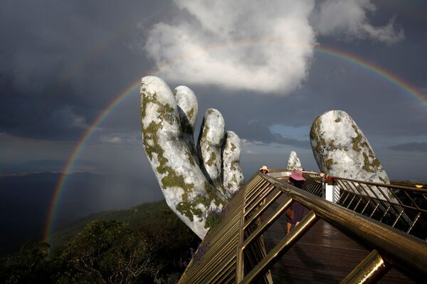 150-метровый Золотой мост Cau Vang в городе Ba Na Hills, Вьетнам - Sputnik Абхазия
