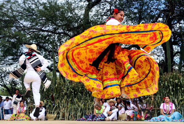 Танцовщица выступает на городской площади в рамках праздника Guelaguetza в Мексике - Sputnik Абхазия