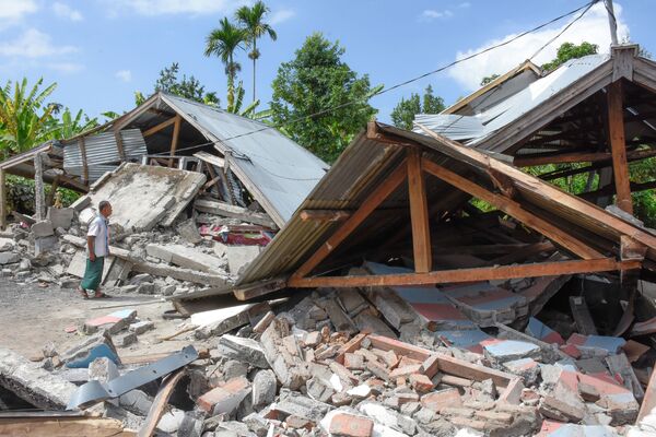 Разрушенные в результате сильного землетрясения дома в Ломбоке, Индонезия - Sputnik Абхазия