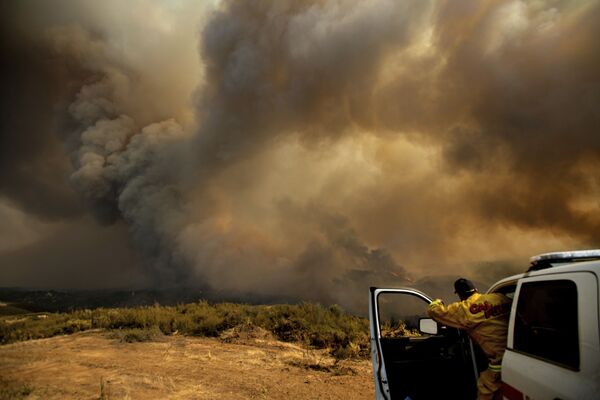 Начальник калифорнийской пожарной части координирует тушение лесных пожаров с вертолетов в районе Лейкпорта, США - Sputnik Абхазия