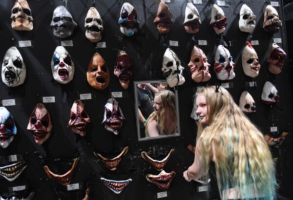 Страшные маски на стенде во время ежегодной конвенции Midsummer Scream Horror Convention в калифорнийском городе Лонг-Бич - Sputnik Абхазия