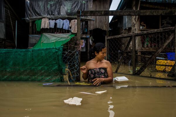 Женщина на затопленной улице в регионе Баго, Мьянма - Sputnik Абхазия