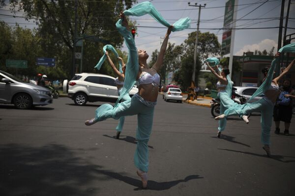 Балерины танцуют посреди улицы, пока горит красный свет светофора в Мехико - Sputnik Абхазия