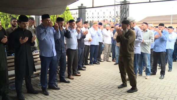 Тысячи человек в Чечне простились с убийцей полковника Буданова - Sputnik Абхазия