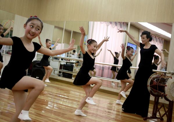 Девочки танцуют в студии во Дворце школьников района Мангендэ в Пхеньяне, Северная Корея - Sputnik Абхазия