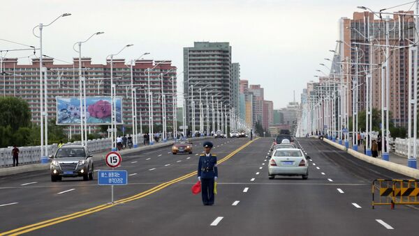 Полицейский регулирует движение на улице в Пхеньяне, Северная Корея - Sputnik Аҧсны