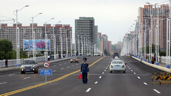Полицейский регулирует движение на улице в Пхеньяне, Северная Корея - Sputnik Абхазия