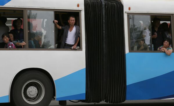 Люди едут на троллейбусе в Пхеньяне, Северная Корея - Sputnik Абхазия