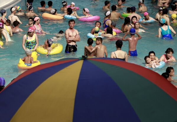 Люди в бассейне Munsu Water Park в Пхеньяне, Северная Корея - Sputnik Абхазия