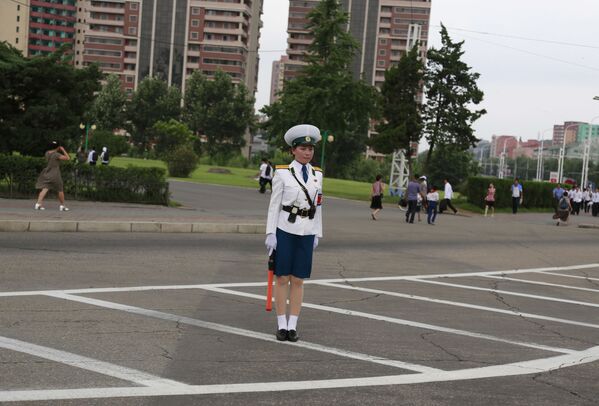 Дорожная регулировщица в Пхеньяне, Северная Корея - Sputnik Абхазия