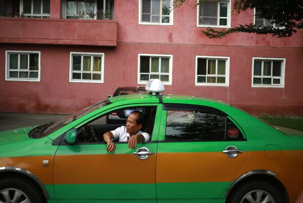 Таксист ждет клиента в Пхеньяне, Северная Корея - Sputnik Абхазия