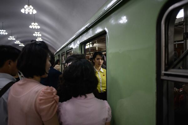 Пассажиры в пхеньянском метро - Sputnik Абхазия