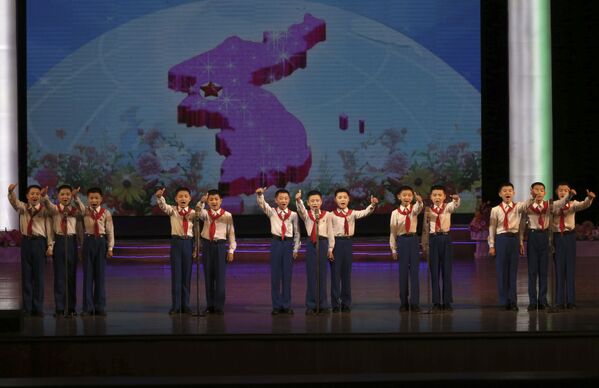Хор мальчиков на выступлении во Дворце школьников района Мангендэ в Пхеньяне, КНДР - Sputnik Абхазия