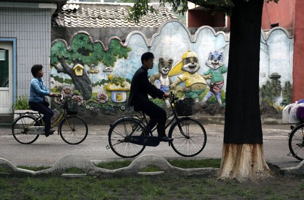 Катающиеся на велосипедах в северокорейском городе Вонсан - Sputnik Абхазия