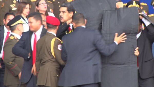 Охранники прикрыли Мадуро кевларовыми щитами в момент покушения - Sputnik Аҧсны