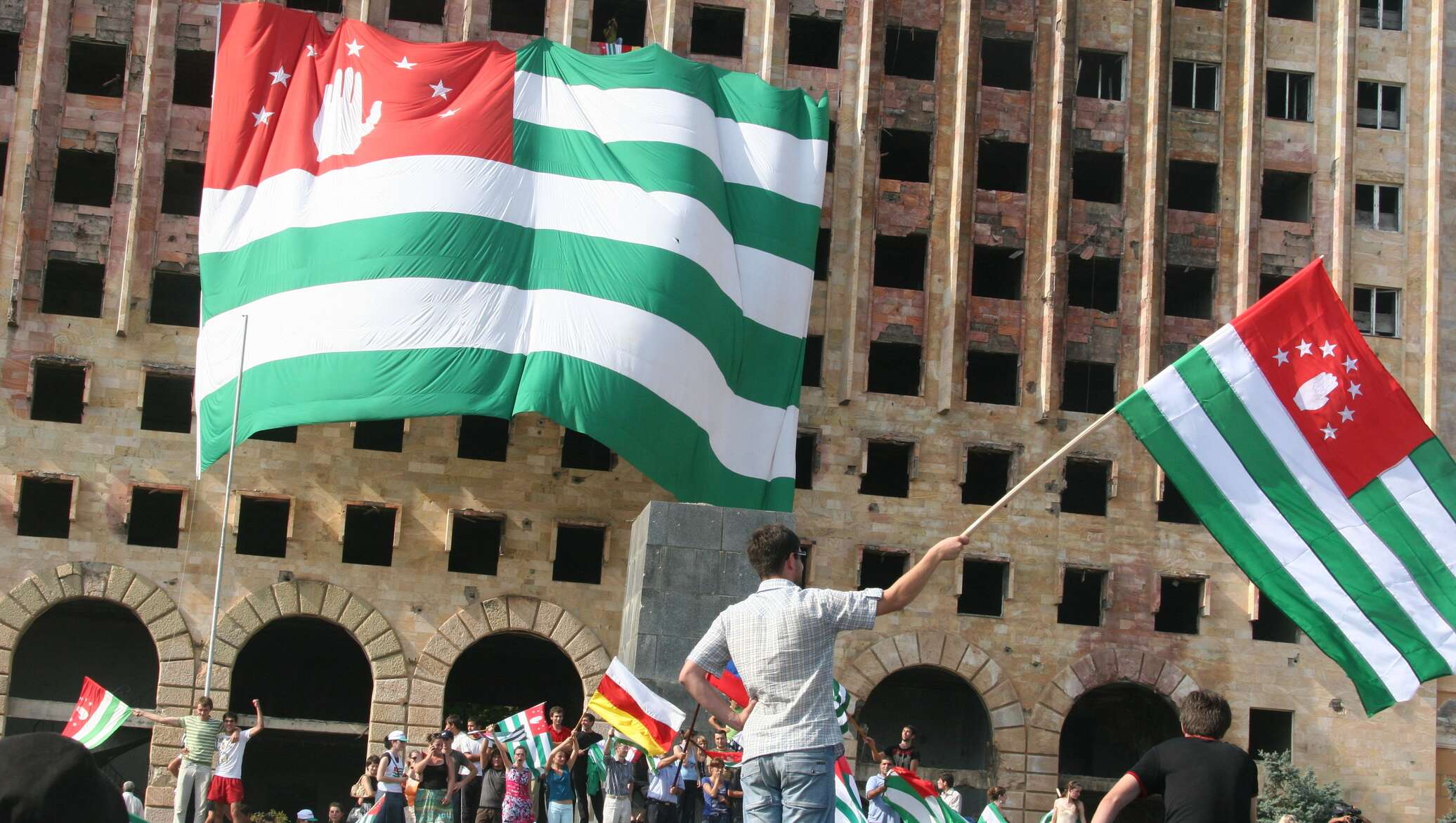 Абхазия и южная осетия независимость. 26 Августа 2008 независимость Южной Осетии. Аиааира Абхазия. Грузино Абхазский флаг. Сирия признала независимость Абхазии.