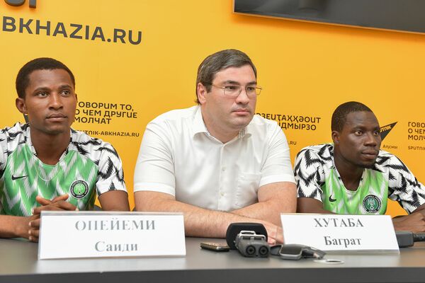Спортсмены и политики за одним столом - Sputnik Абхазия
