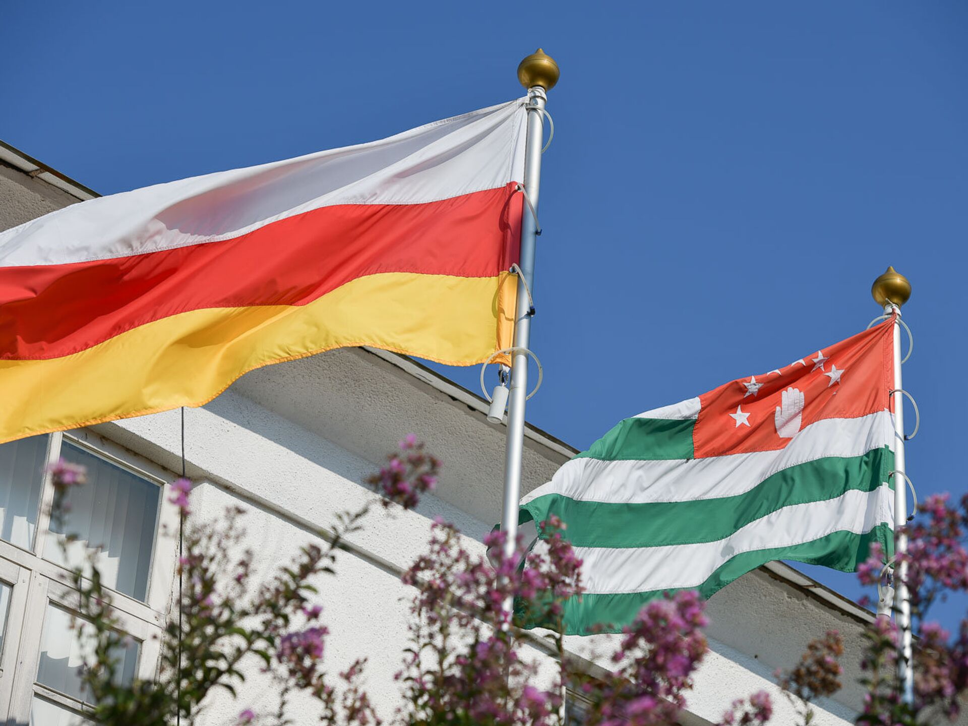 Осетия и абхазия в составе. Независимость Южной Осетии флаг. Признание независимости Южной Осетии. Флаг Абхазии и Южной Осетии. День независимости Абхазии и Южной Осетии.
