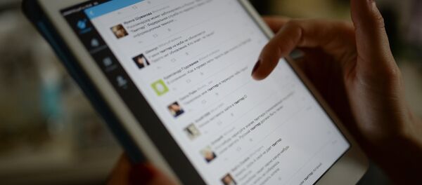 Страница сайта Twitter на экране планшетного компьютера. - Sputnik Абхазия