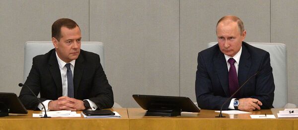 Президент РФ В. Путин и кандидат на пост премьер-министра РФ Д. Медведев приняли участие в пленарном заседании Госдумы РФ Президент РФ В. Путин и кандидат на пост премьер-министра РФ Д. Медведев приняли участие в пленарном заседании Госдумы РФ - Sputnik Абхазия