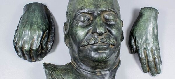 Бронзовая посмертная маска Иосифа Сталина и слепки кистей его рук, выставленные на аукционе The Canterbury Auction Galleries в Великобритании Бронзовая посмертная маска Иосифа Сталина и слепки кистей его рук, выставленные на аукционе The Canterbury Auction Galleries в Великобритании - Sputnik Абхазия