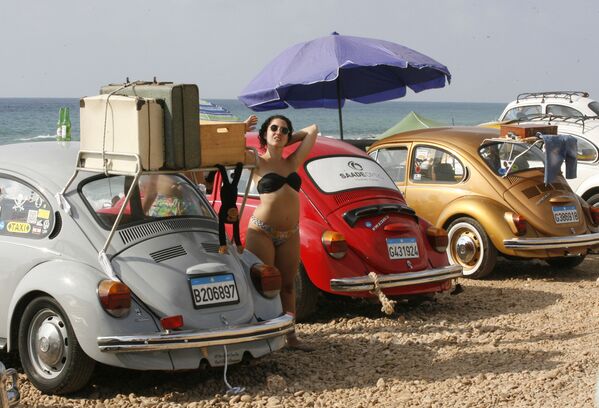 Участники клуба ретро-автомобилей Volkswagen на пляже города Накура, Ливан - Sputnik Абхазия