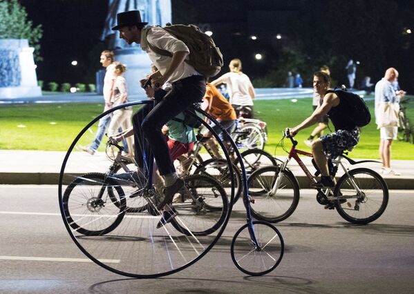 Участники ночного велопарада в Москве - Sputnik Абхазия
