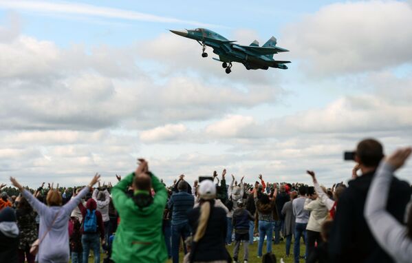 Самолет Су-34 выступает на авиационном празднике «Где мы – там победа!» на аэродроме Мочище в Новосибирской области - Sputnik Абхазия