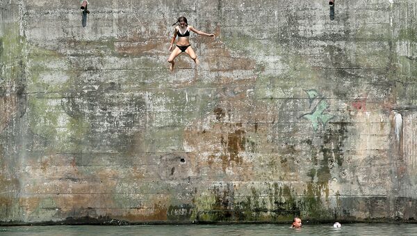 Девушка прыгает в Рейн в районе Нойхаузен-ам-Райнфалль, Швейцария - Sputnik Абхазия