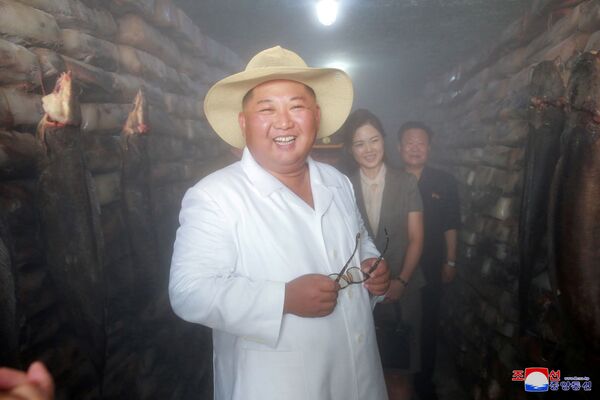 Лидер Северной Кореи Ким Чен Ын во время визита на рыбоперерабатывающий завод - Sputnik Абхазия