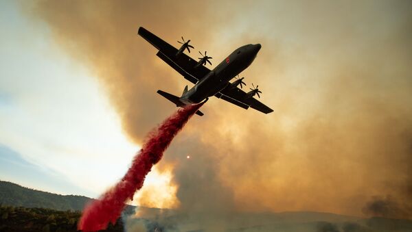 Самолет распыляет антипирен над зоной лесных пожаров в Калифорнии, США - Sputnik Абхазия