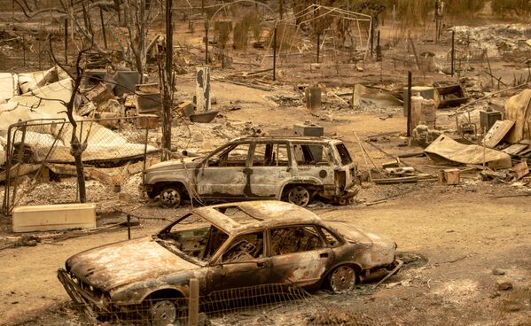 Сгоревшие автомобили после пожара в Калифорнии, США - Sputnik Абхазия