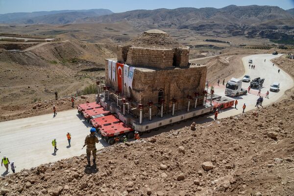 Перемещение турецкого исторического памятника Artuklu Hamam весом 1600 тонн из города Хасанкейф в новое место с целью избежать затопления - Sputnik Абхазия