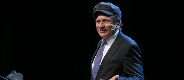 Евгений Князев во время спектакля Евгений Князев во время спектакля - Sputnik Абхазия