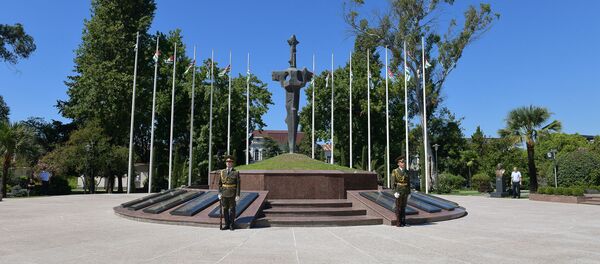 Возложение цветов в Парке славы Возложение цветов в Парке славы - Sputnik Абхазия