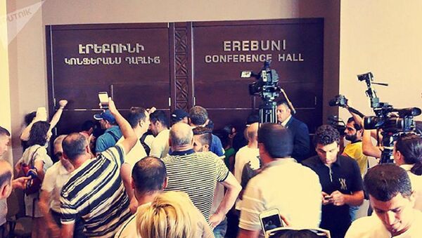 Акция протеста перед пресс-конференцией Роберта Кочаряна в Ереване title=Акция протеста перед пресс-конференцией Роберта Кочаряна в Ереване - Sputnik Абхазия