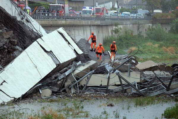 Спасатели на месте крушения моста в Италии - Sputnik Абхазия