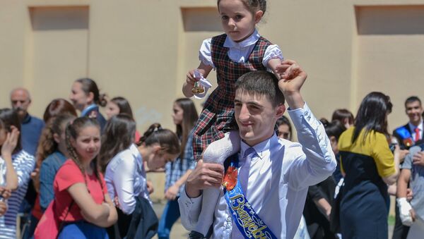 Школьники на празднике Последний звонок в Цхинвале. - Sputnik Абхазия