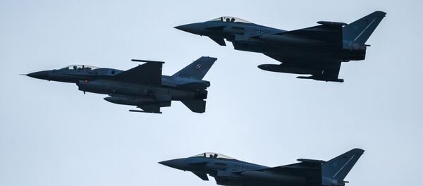 Истребители F16  и Eurofighter Typhoon Истребители F16  и Eurofighter Typhoon - Sputnik Абхазия