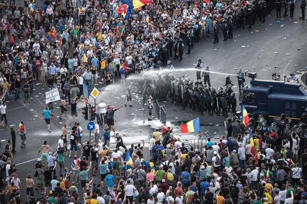 Полиция использует брайнспойнт против протестующих у здания правительства в Бухаресте, Румыния - Sputnik Абхазия