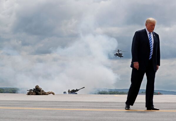 Президент США Дональд Трамп во время посещения военной базы Форт-Драм - Sputnik Абхазия