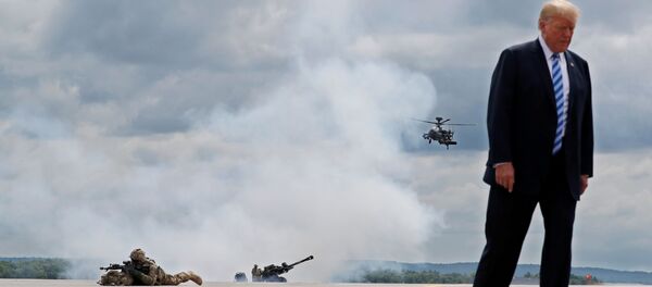 Президент США Дональд Трамп во время посещения военной базы Форт-Драм - Sputnik Абхазия