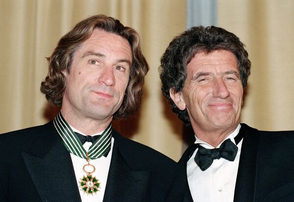 Американский актер Роберт Де Ниро (слева) получает французскую медаль искусств от министра культуры Франции Джека Ланга (справа) во время 44-го Каннского кинофестиваля на Французской Ривьере - Sputnik Абхазия