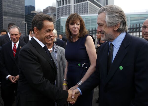 Президент Франции Николя Саркози (слева) пожимает руку актеру Роберту Де Ниро - Sputnik Абхазия