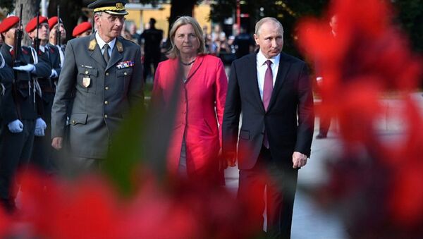 Президент РФ Владимир Путин и министр иностранных дел Австрии Карин Кнайсль в Вене. Архивное фото - Sputnik Абхазия