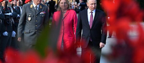 Президент РФ Владимир Путин и министр иностранных дел Австрии Карин Кнайсль в Вене. Архивное фото - Sputnik Абхазия